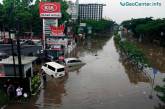 Десятки человек погибли при наводнении на востоке Индонезии