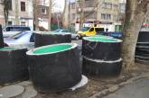 Трубы для замены коллектора в центре Николаева превратили в мусорные баки