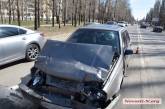 В Николаеве столкнулись Volvo и «Лада» — пострадала 13-летняя девочка