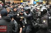 В Ивано-Франковске перед приездом Порошенко подрались Нацкорпус и полиция. Видео