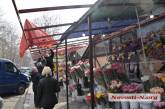 Скандал на рынке на Спасской: пока «цветочники» ходили в горисполком, сняли навес