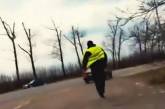 На Буковине полицейский пытался убежать и съесть взятку