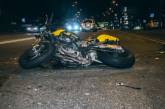 В Киеве водитель Opel хотел пересечь двойную сплошную, сбил мотоциклиста и сбежал