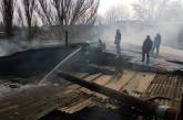 В Николаеве 7 пожарных машин тушили масштабный пожар на складе