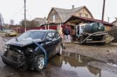 Под Киевом в результате ДТП грузовик с нечистотами влетел в гараж