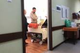 В Николаеве Игорь Дятлов навестил в БСМП женщину, которой сломали ногу в агитпалатке