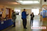 На избирательных участках николаевцы фотографируются с бюллетенями