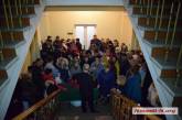 В окружных комиссиях Николаева огромные очереди — сдают бюллетени с избирательных участков