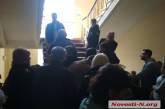 «Всех жалующихся отправляют в конец очереди»: ситуация в ОИК № 127 в Николаеве