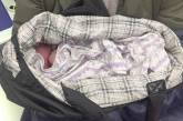 В Киеве на улице обнаружили сумку с новорожденным