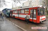 В Николаеве седельный тягач врезался в троллейбус