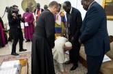 Папа Римский поцеловал ноги лидерам Южного Судана, чтобы те сохранили мир в стране. ФОТО