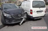 В Николаеве у «Эпицентра» Mazda протаранила Toyota - образовалась пробка