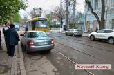 В Николаеве припаркованный на Потемкинской автомобиль заблокировал движение трамваев