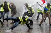 Во Франции полиция применила против «желтых жилетов» водяные пушки и слезоточивый газ