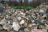 В Николаеве каменное ограждение кладбища из-за дождя обрушилось на дорогу