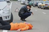 В Николаеве «Тойота» зацепила девушку, переходившую дорогу в неположенном месте. ВИДЕО