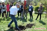 Студенты облагородили в Николаеве парк, а Сенкевич в белых перчатках посадил дерево