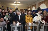 «Важно не потерять страну»: Петр Порошенко проголосовал в Киеве