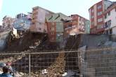 Появилось видео, как в Стамбуле обрушился четырехэтажный жилой дом