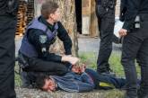 В Днепре пьяный сторож кастрюлей разбил полицейскую машину