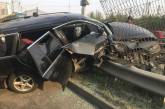 В Киеве BMW влетел в забор скоростного трамвая: пострадали двое мужчин
