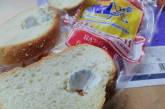 «Китайский батон с пожеланиями»: николаевцы купили хлеб с бумагой внутри