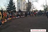В Николаеве сотни горожан освящают пасхальные куличи