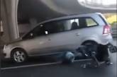 Автомобиль сбил женщину с коляской, которая перебегала многополосную магистраль. ВИДЕО
