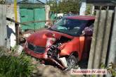 В Николаеве «Шкода» снесла забор частного дома — женщине-водителю стало плохо за рулем