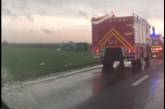Разрушенные дома и перевернутые авто: появилось видео смерча в Румынии