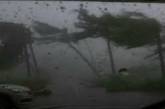 Появилось видео урагана в Индии. Он поднимает в воздух дома и автобусы