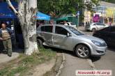 В Николаеве «Волга» протаранила «Опель» — автомобиль вылетел на летнюю площадку кафе 