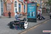 На главной улице львовский барабанщик собирает вокруг себя толпы николаевской молодежи