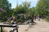 На кладбище в Николаеве кучи мусора выше памятников: в КП говорят, что убирали несколько раз