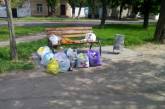 В центре Николаева неизвестные завалили мусором скамеечку в сквере