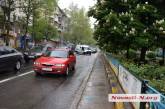 В центре Николаева столкнулись инкассаторская машина и «Мазда»: на проспекте пробка