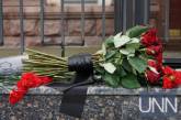 Киевляне второй день несут цветы к посольству России