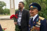 Команда Игоря Дятлова возложила цветы к монументу, над которым ведет шефство 5 лет 