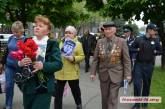 Николаевские коммунисты под «Катюшу» и с портретами ветеранов возложили к памятникам цветы