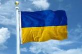 В Киеве вор упал спиной на ступеньки, пытаясь украсть флаг Украины. ВИДЕО
