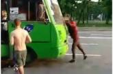 В Харькове пьяные подростки разгромили маршрутку. ВИДЕО