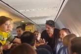 В самолете Барселона-Киев пассажирка устроила дебош и била ногами иностранцев. ВИДЕО 18+