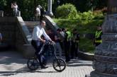 Кличко приехал в Раду на инаугурацию на велосипеде