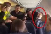 Пьяная украинка в самолете побила пассажиров и бортпроводников. ВИДЕО