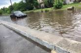 В Николаеве из-за дождя затопило улицу — машины глохнут