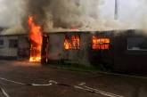 В Николаеве тушили масштабный пожар на складе: у здания обвалилась крыша