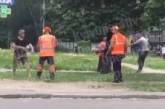 В сети появилось видео драки коммунальщиков и молодчиков у аптеки в Киеве