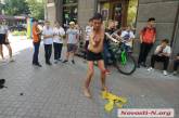 На главной улице Николаева голый гражданин веселил выпускников танцами. Видео