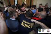 Во Львове протестующие выломали двери и ворвались в здание мэрии